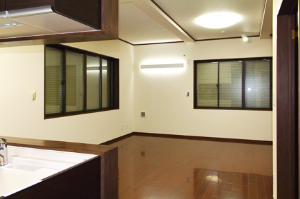 キッチンからダイニングの風景